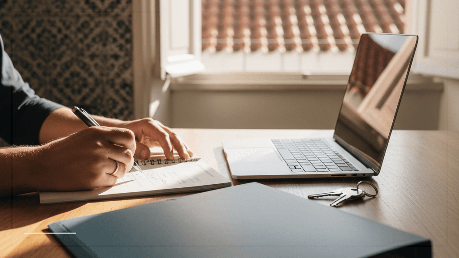 Persoon plant Portugese administratiestappen rond NIF, NISS en zorgregistratie aan een laptop.